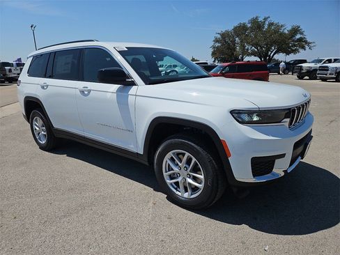 New 2025 Jeep Grand Cherokee L Laredo image 9