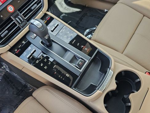 Certified 2025 Porsche Macan AWD/4WD image 30