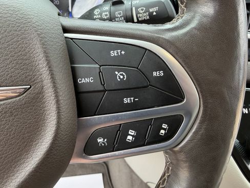 Used 2020 Chrysler Pacifica Touring-L w/ Advanced Safetytec Group image 19