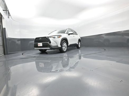 Certified 2022 Toyota Corolla Cross LE image 32
