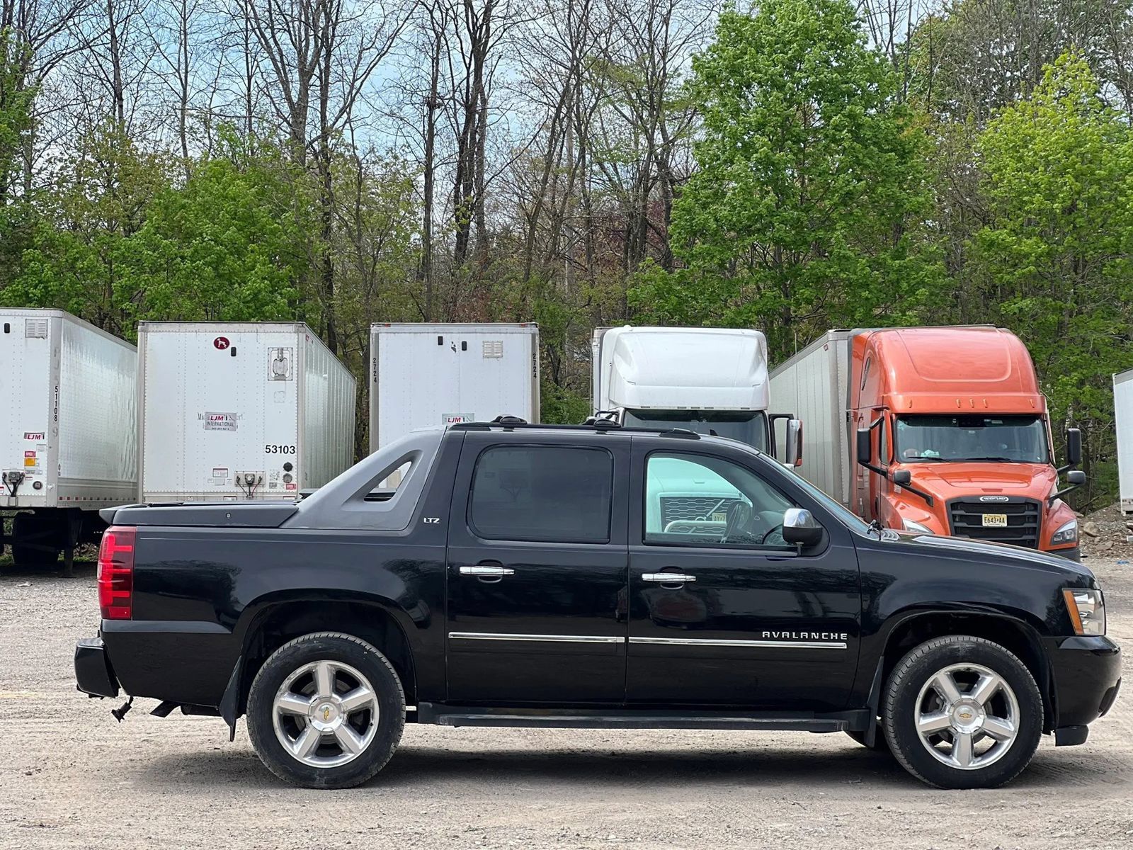 Used 2011 Chevrolet Avalanche LTZ AWD/4WD image 7