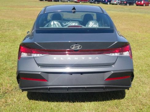 New 2026 Hyundai Elantra SE FWD image 6