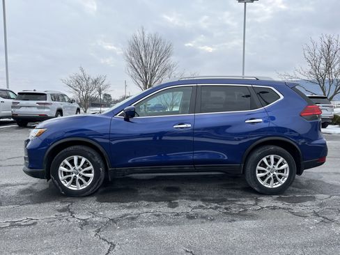 Used 2017 Nissan Rogue SV image 2