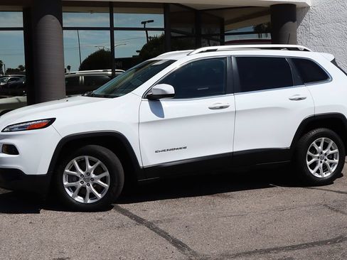 Used 2018 Jeep Cherokee Latitude FWD image 4