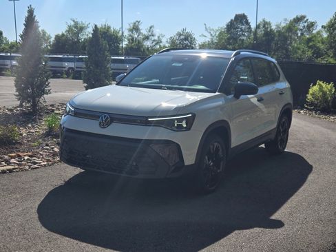 New 2026 Volkswagen Taos SE FWD image 1