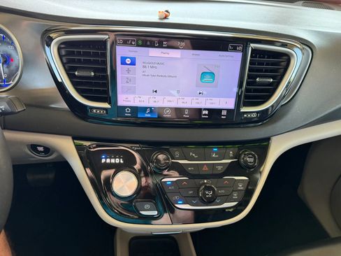 Used 2023 Chrysler Pacifica Touring-L FWD image 13