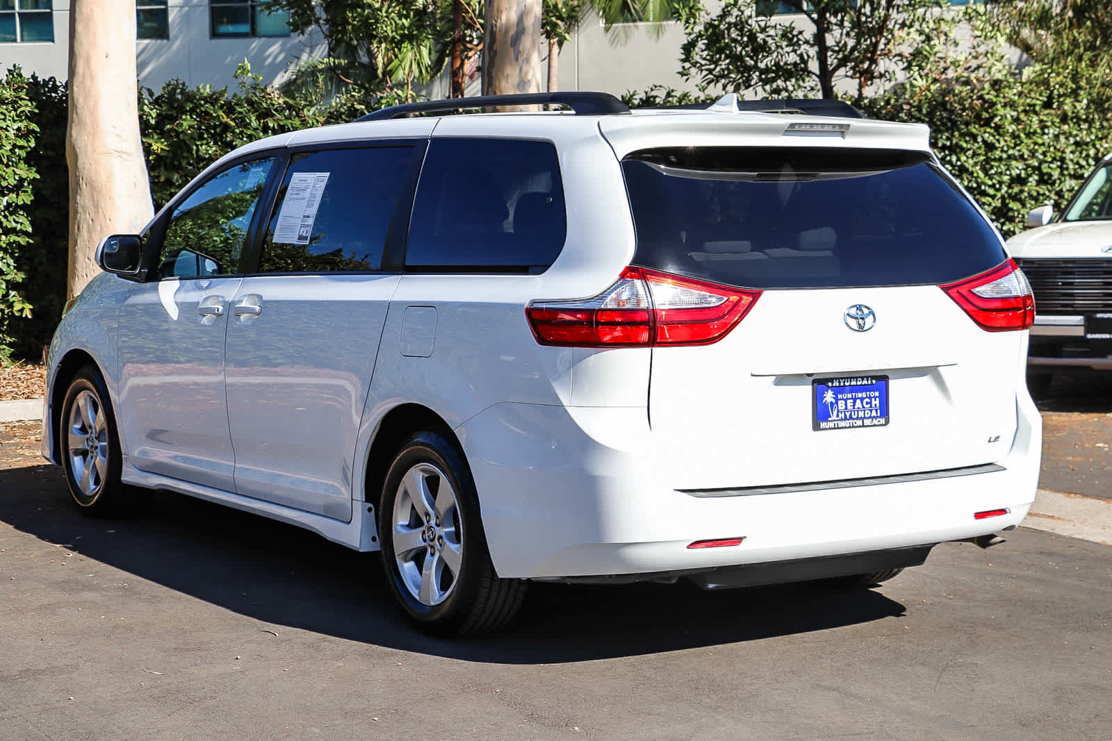 Used 2018 Toyota Sienna LE w/ Carpet Mat Package FWD image 8