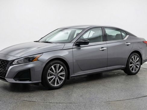 Used 2025 Nissan Altima 2.5 SV image 3