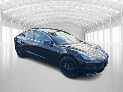 Used 2019 Tesla Model 3 Standard Range image 2