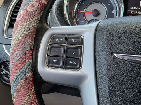 Used 2014 Chrysler Town & Country Touring image 21