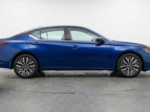 Used 2025 Nissan Altima 2.5 SV image 11