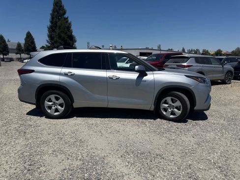 Used 2021 Toyota Highlander LE FWD image 3