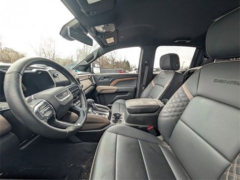 Used 2024 GMC Canyon Denali image 10