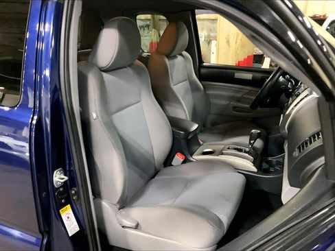 Used 2013 Toyota Tacoma 4x4 Access Cab V6 w/ TRD Off-Road Pkg image 9