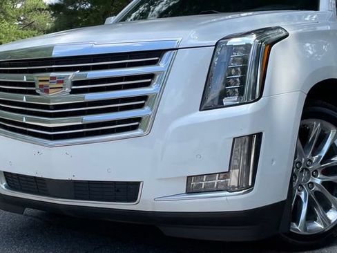 Used 2018 Cadillac Escalade Platinum RWD image 3