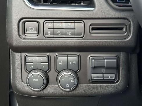 Used 2024 Chevrolet Suburban Z71 w/ Luxury Package AWD/4WD image 20