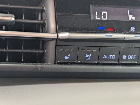 Used 2024 Toyota Sienna Limited FWD image 17