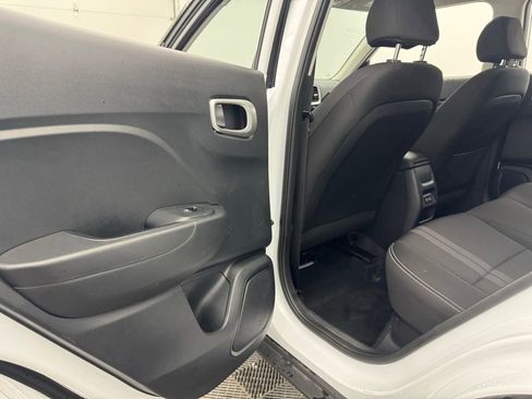 Used 2025 Hyundai Venue SEL FWD image 35