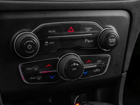 Used 2018 Dodge Charger SXT image 32