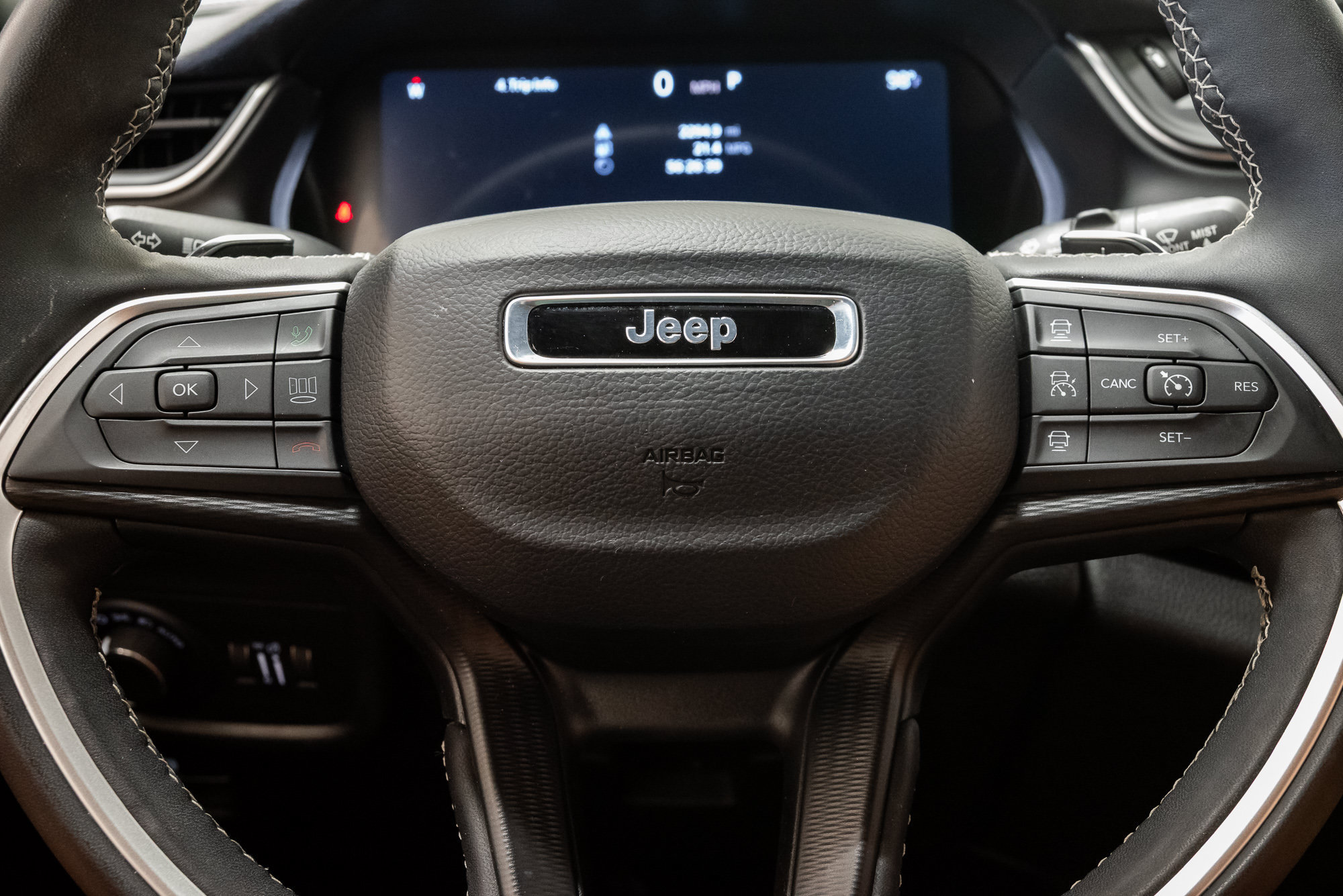 Certified 2025 Jeep Grand Cherokee Altitude AWD/4WD image 12