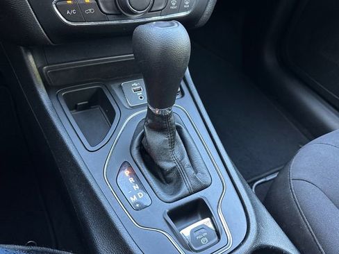Used 2021 Jeep Cherokee Latitude FWD image 24