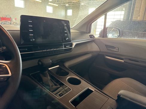 Used 2021 Toyota Sienna LE image 13