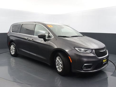 Used 2023 Chrysler Pacifica Touring-L image 3