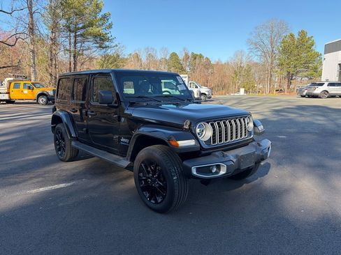 Used 2025 Jeep Wrangler Unlimited Sahara image 3