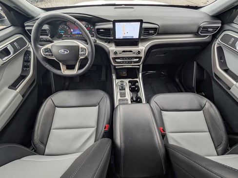 Used 2023 Ford Explorer XLT w/ Equipment Group 202A image 8