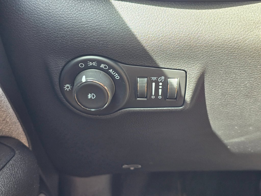Used 2024 Jeep Compass Latitude AWD/4WD image 16