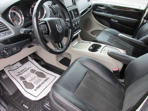 Used 2019 Dodge Grand Caravan SXT FWD image 9