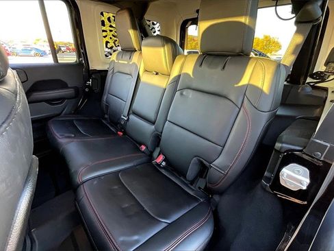 Used 2025 Jeep Wrangler Unlimited Rubicon w/ Technology Group image 31