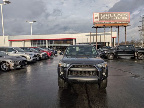 Used 2019 Toyota 4Runner TRD Off-Road image 3