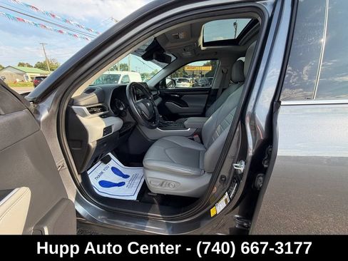 Used 2020 Toyota Highlander XLE AWD/4WD image 7