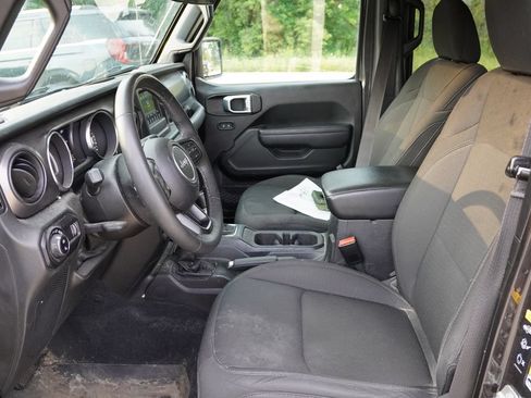 Used 2023 Jeep Gladiator Sport AWD/4WD image 4