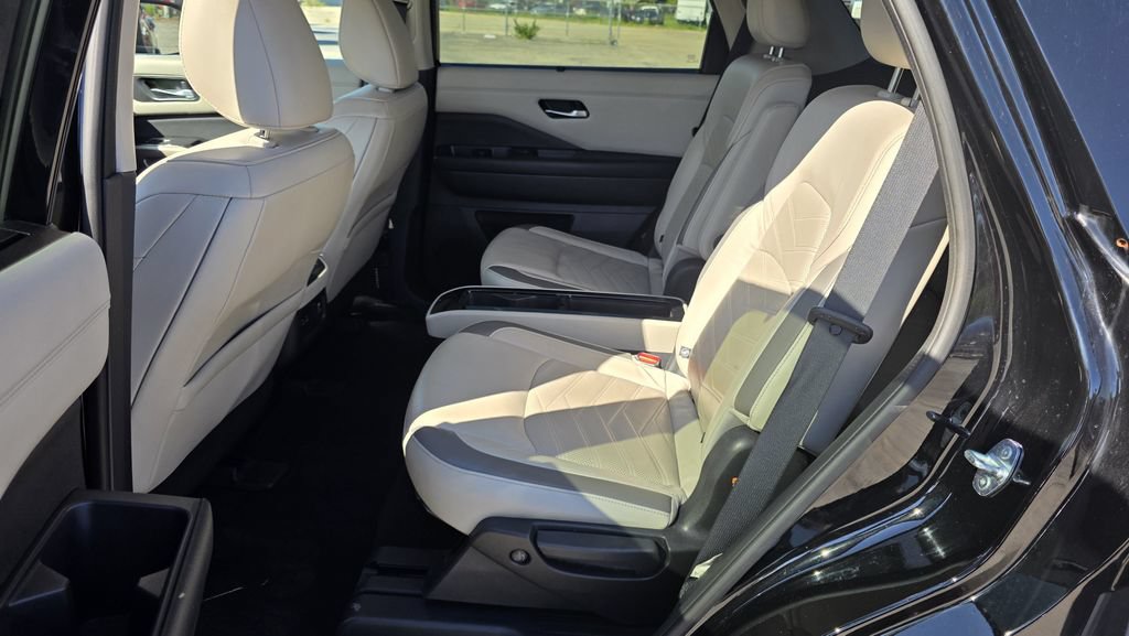 Used 2022 Nissan Pathfinder Platinum w/ Lighting Package (N92) AWD/4WD image 18