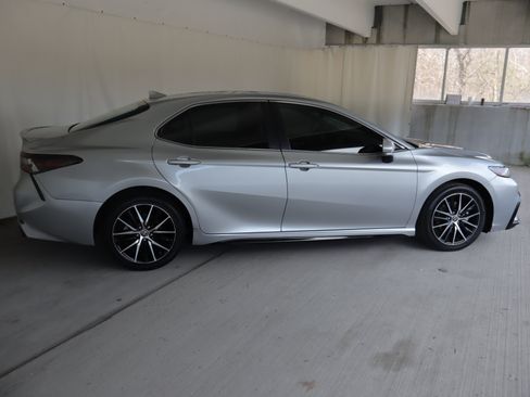 Used 2021 Toyota Camry SE w/ Convenience Package image 4