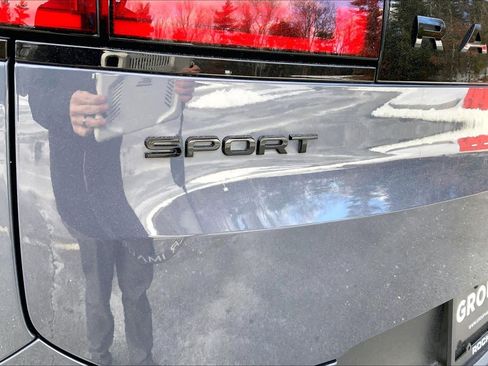 Used 2025 Land Rover Range Rover Sport SE image 9