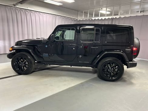 Used 2025 Jeep Wrangler Unlimited Sahara w/ Safety Group AWD/4WD image 4