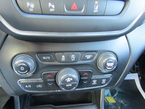 Used 2023 Jeep Cherokee Altitude Lux image 28