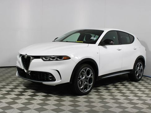 Used 2024 Alfa Romeo Tonale Ti w/ Premium Interior Package image 3