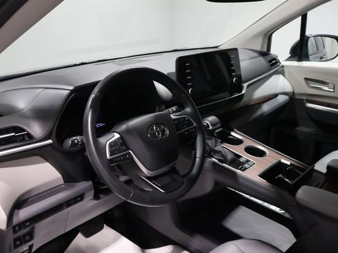 Used 2024 Toyota Sienna XLE image 15