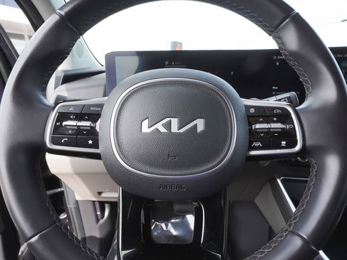 Used 2025 Kia Carnival image 19