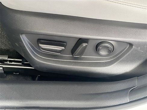 Used 2025 Toyota Camry SE image 12