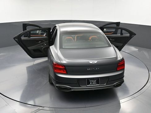 Used 2025 Bentley Flying Spur Plug-In Hybrid image 40