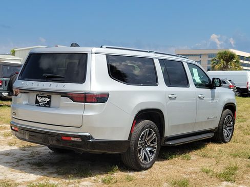 Used 2025 Jeep Wagoneer L 4WD w/ Premium Group I image 4