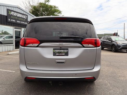 Used 2017 Chrysler Pacifica Touring-L FWD image 4