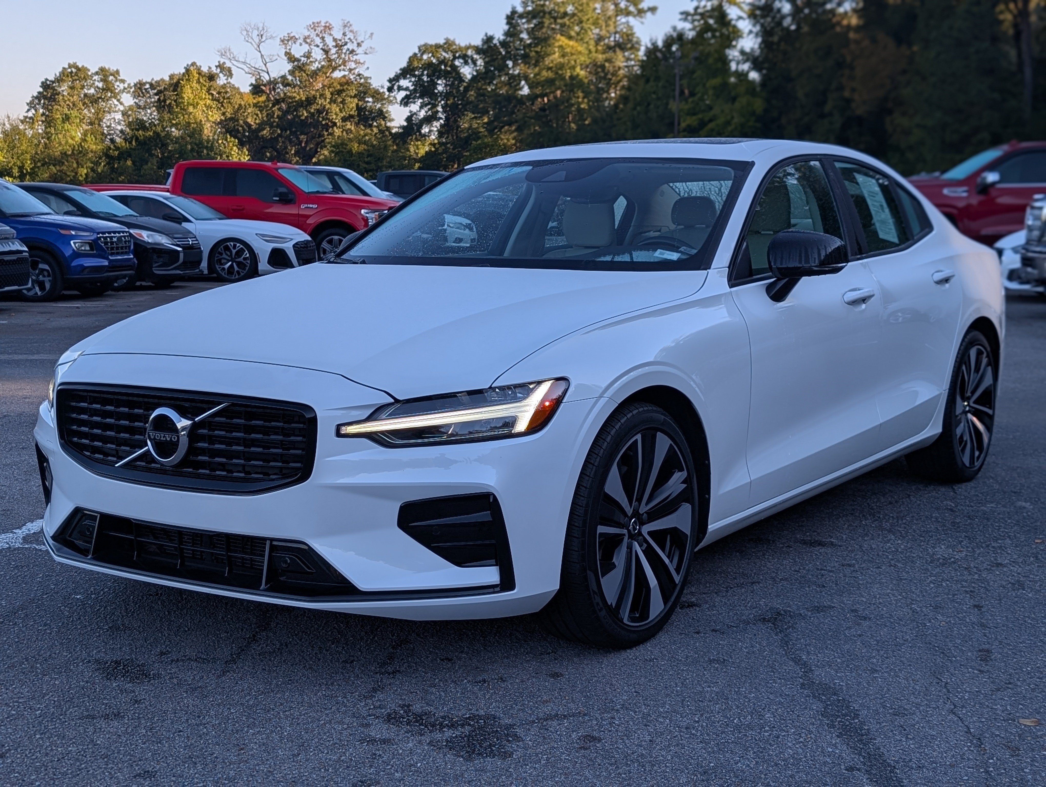 Used 2022 Volvo S60 B5 Momentum AWD/4WD image 5