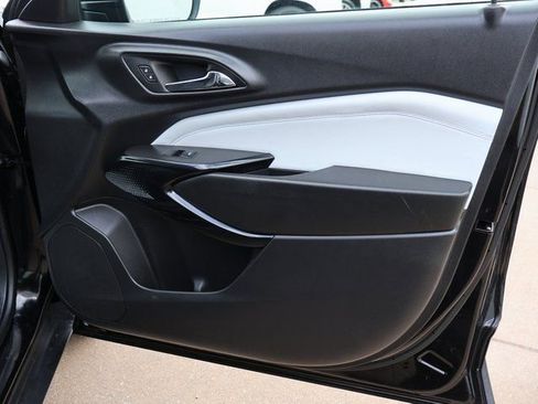 Certified 2025 Chevrolet Trax LT FWD image 11