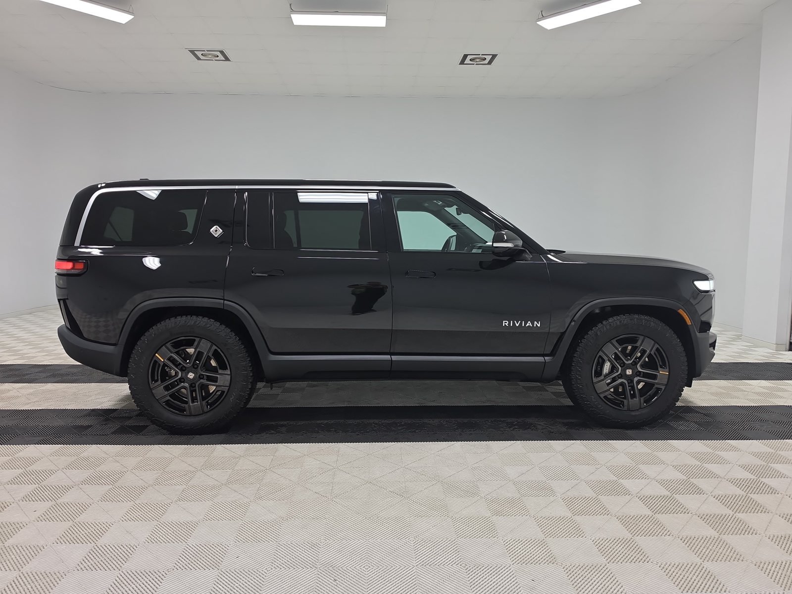 Used 2023 Rivian R1S Adventure Dual AWD/4WD image 6
